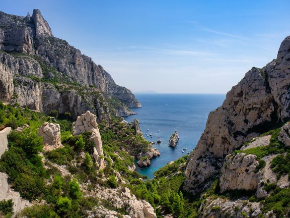 Útesy Calanques jsou přírodním zázrakem mezi Marseille a Cassis.