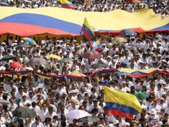 Proti FARC letos v únoru v Kolumbii demonstrovaly statisíce lidí