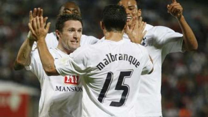 Útočník Tottenham Hotspur Robbie Keane slaví gól se spoluhráči do sítě Hapoelu Tel-Aviv.