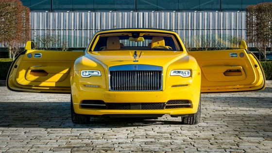 Rolls-Royce Dawn v unikátním žlutém laku karoserie.