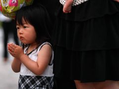 Malá Japonka vzdává úctu obětem jaderného výbuchu v Hirošimě