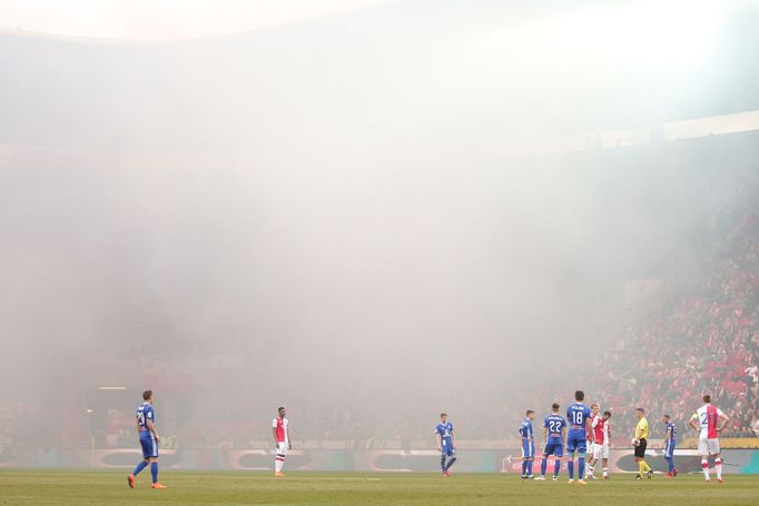 HL, Slavia-Olomouc: dýmovnice fanoušků Slavie