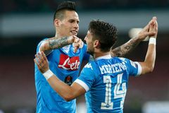 Neapol deklasovala Cagliari pěti góly, Mertens se blýskl hattrickem