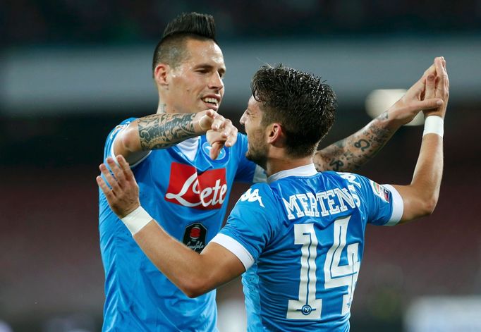 Marek Hamšík a Dries Mertens slaví gól Neapole.