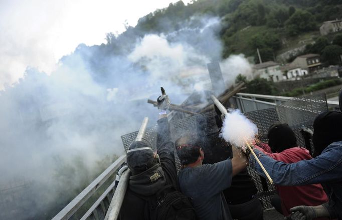 Coal miners fire rockets during a clash with Spanish national riot police in the surroundings of the "El Soton" coal mine in El Entrego, near Oviedo, northern Spain June 15, 2012. The miners were protesting against the government's proposal to decrease funding for coal production. REUTERS/Eloy Alonso (SPAIN - Tags: CIVIL UNREST BUSINESS EMPLOYMENT ENERGY) Published: Čer. 15, 2012, 11:43 dop.