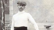 Historicky prvním vítězem Tour de France se stal tehdy dvaatřicetiletý francouzský kominík Maurice Garin. Ten získal na druhého jezdce v pořadí rekordní a dosud nepřekonaný náskok dvě hodiny 59 minut a 21 vteřin a inkasoval prémii 3000 franků. Nepatřil však mezi ukázkové závodníky, jak je známe dnes, byl fanouškem vína a cigaret, dokonce se v průběhu klání po cestě občerstvoval po barech.