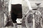 Historicky prvním vítězem Tour de France se stal tehdy dvaatřicetiletý francouzský kominík Maurice Garin. Ten získal na druhého jezdce v pořadí rekordní a dosud nepřekonaný náskok dvě hodiny 59 minut a 21 vteřin a inkasoval prémii 3000 franků. Nepatřil však mezi ukázkové závodníky, jak je známe dnes, byl fanouškem vína a cigaret, dokonce se v průběhu klání po cestě občerstvoval po barech.