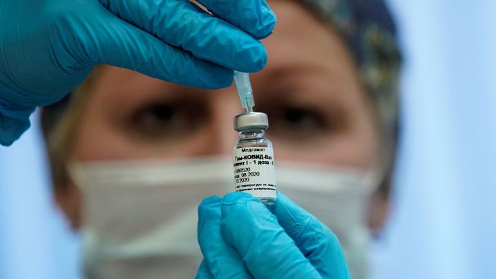 Slovensko nejspíš získalo vakcínu Sputnik V. Z Moskvy míří do země vojenské letadlo