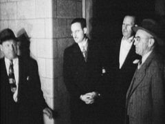 Julius Rosenberg - Příchod na soudní proces. Reprofoto z dobové filmové nahrávky.