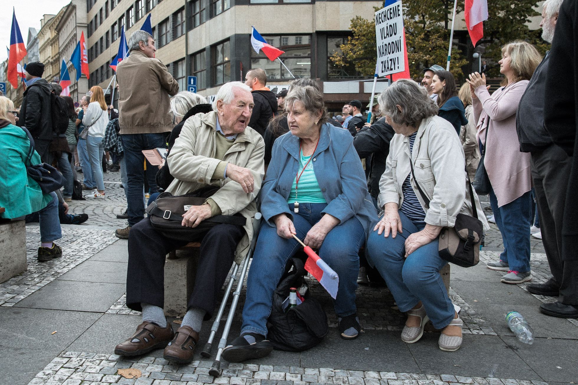 Protivládní demonstrace za demisi vlády 28. října 2022, Václavské náměstí - senioři, senior, důchodce