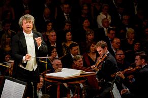 Recenze: Česká filharmonie zahájila sezonu, v Mahlerovi řekla vše podstatné o smrti