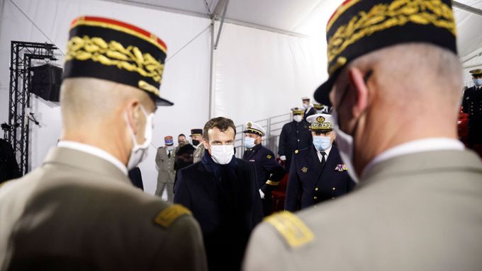 Prezident Emmanuel Macron a příslušníci francouzské armády.