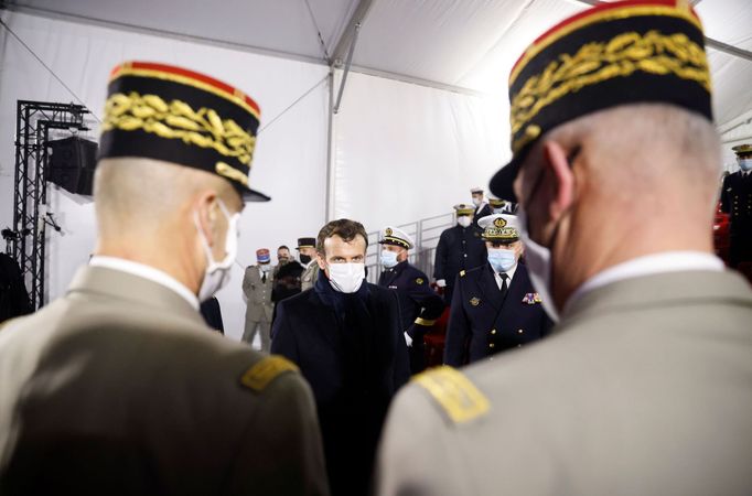 Prezident Emmanuel Macron a příslušníci francouzské armády.