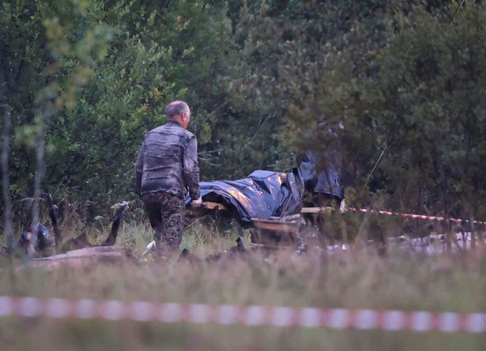 Ohledávání trosek po nehodě letadla Jevgenije Prigožina u Moskvy.