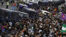 Spanish riot police escort demonstrators during a protest in Madrid, September 25, 2012. Protesters clashed with police in Spain's capital on Tuesday as the government prepares a new round of unpopular austerity measures for the 2013 budget that will be announced on Thursday. REUTERS/Susana Vera (SPAIN - Tags: CIVIL UNREST POLITICS BUSINESS) Published: Zář. 25, 2012, 9:54 odp.