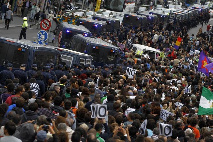 Spanish riot police escort demonstrators during a protest in Madrid, September 25, 2012. Protesters clashed with police in Spain's capital on Tuesday as the government prepares a new round of unpopular austerity measures for the 2013 budget that will be announced on Thursday. REUTERS/Susana Vera (SPAIN - Tags: CIVIL UNREST POLITICS BUSINESS) Published: Zář. 25, 2012, 9:54 odp.