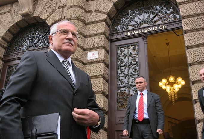 Prezident Václav Klaus vchází do budovy Ústavního soudu v Brně.