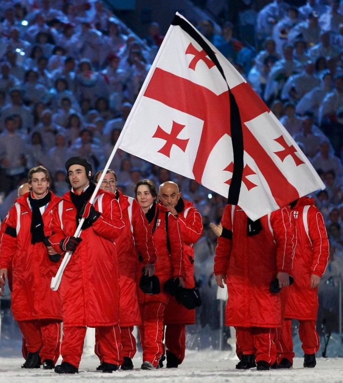 Nejsmutnější návrat z her - Zhruba hodinu po hrozivě vypadající nehodě informoval Mezinárodní olympijský výbor o závodníkově smrti. Viditelně pohnutý prezident MOV Jacques Rogge vyzval na tiskové konferenci k truchlení za zesnulého sáňkaře. "Nemám slov, je to čas smutku. Mladý člověk přišel o život, protože následoval svou vášeň. Jeho smrt vrhá na tyto hry stín," uvedl Rogge. Oficiální část zahájení her se pak proměnila v poctu Nodaru Kumaritašvilimu. Více si můžete přečíst zde