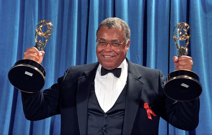 Na fotografii z roku 1991 je James Earl Jones s televizním cenami Emmy za výkon ve filmu Horká vlna a krimi seriál Oheň Gabrielův.