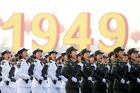 Před zraky čínských politiků shromážděných na tribuně také prošlo 15 000 vojáků.