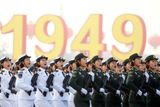 Před zraky čínských politiků shromážděných na tribuně také prošlo 15 000 vojáků.