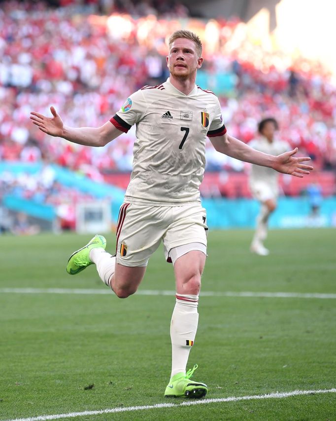 Kevin de Bruyne slaví gól, kterým poslal Belgii v utkání s Dánskem do vedení