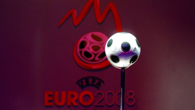 Fotbalový svět spatřil míč pro Euro 2008 poprvé při slavnostním losování