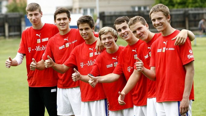 Část českého týmu do 17 let v roce 2011. Zcela vpravo Lukáš Juliš, vedle něho Ondřej Karafiát