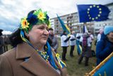 V davu se sešlo nespočet lidí nesoucích ukrajinské motivy, řada z nich byli přímo Ukrajinci.