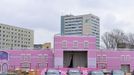 "Barbie Dreamhouse" - Berlin Ein Barbiehaus in Lebensgroesse. Aus Phantasie wird Wirklichkeit, denn in diesem Traumhaus darf die Prinzessin von heute backen, modeln, tanzen und alles anprobieren, was der begehbare Kleiderschrank so hergibt.Die Eroeffnung ist voraussichtlich am 16 Mai. Berlin 30.03.2013.