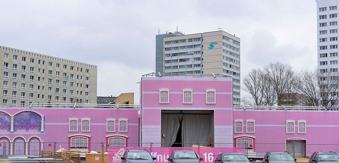 "Barbie Dreamhouse" - Berlin Ein Barbiehaus in Lebensgroesse. Aus Phantasie wird Wirklichkeit, denn in diesem Traumhaus darf die Prinzessin von heute backen, modeln, tanzen und alles anprobieren, was der begehbare Kleiderschrank so hergibt.Die Eroeffnung ist voraussichtlich am 16 Mai. Berlin 30.03.2013.