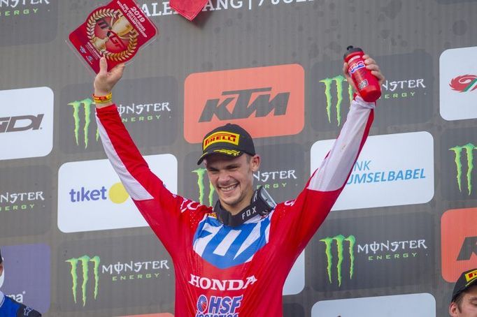 Tovární jezdec Hondy Tim Gajser slaví titul světového šampiona MXGP.