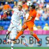 Simon Kaer a Robin van Persie v utkání Nizozemska s Dánskem v základní skupině B na Euru 2012