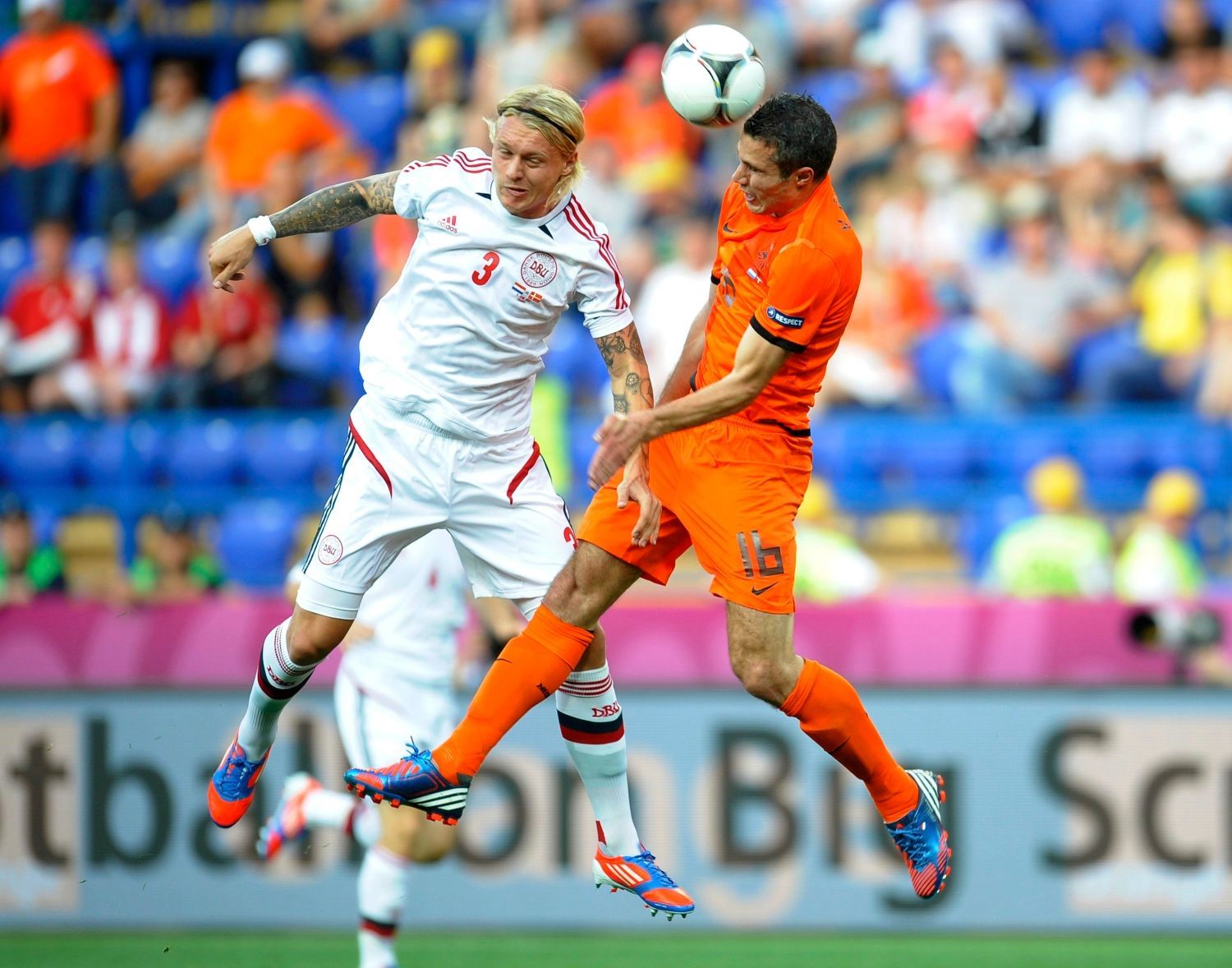 Simon Kaer a Robin van Persie v utkání Nizozemska s Dánskem v základní skupině B na Euru 2012