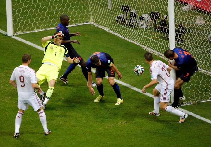 Stefan de Vrij of the Netherlands (R) scores against Spain during their 2014 World Cup Group B soccer match at the Fonte Nova arena in Salvador June 13, 2014. REUTERS/Fab