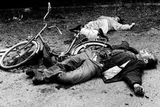 Dvě oběti granátového útoku leží na ulici ve čtvrti Alipašino Pole. Radovan Karadžič je obviněn z toho, že nařídil ostřelování muslimy osídlených částí města v době obléhání Sarajeva. Archivní foto z roku 1992.