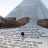 Muž stojí u pomníku obětem války v Bosně a Hercegovině