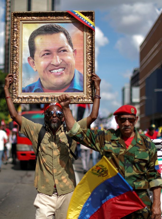 Zastánce venezuelského prezidenta Nicoláse Madura s obrazem Huga Cháveze během shromáždění proti americkému prezidentovi DonalduTrumpovi. Caracas, 12. září 2019.