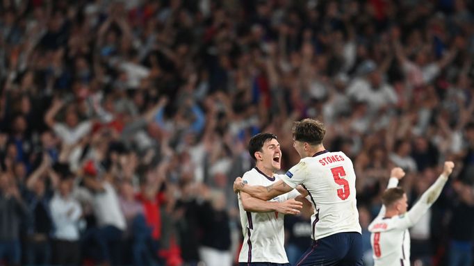 Harry Maguire a John Stones oslavují postup do finále Eura.