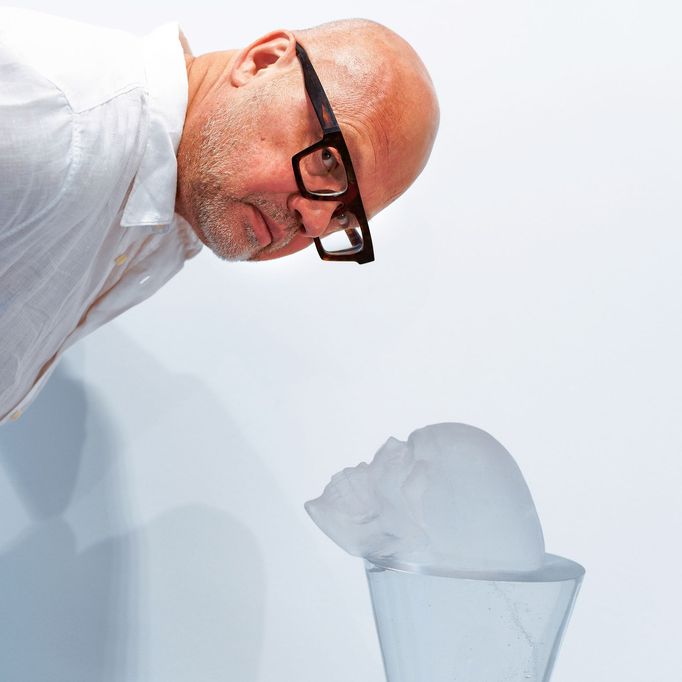 Rony Plesl pózuje v Galerii Kodl u své plastiky Rest (křišťálové a červené tavené sklo, 2021).