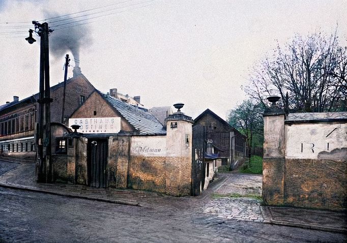 Pohled do Boleslavovy ulice (dnes Radimova) s domem čp. 35 (hostinec Stodola) v Břevnově (původní sídlo břevnovského Sokola). Rok cca 1944. Kolorováno.