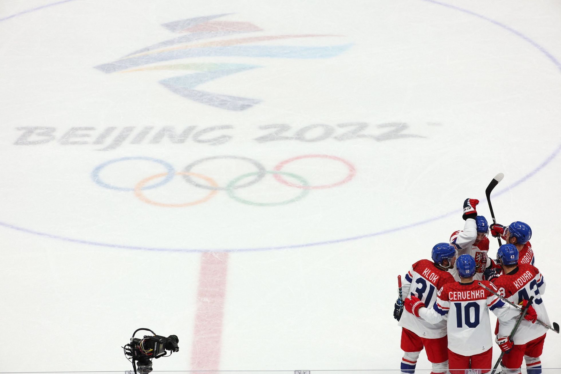 Český tým slaví gól v zápase předkola  play-off Česko - Švýcarsko na ZOH 2022 v Pekingu