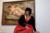 Sue Tilleyová pózuje před svým aktem z roku 1995, který se stal nejdražším obrazem Luciana Freuda. V roce 2008 byl vydražen za 33,6 milionu dolarů.