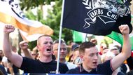 Gestikulace a zvýšené hlasy patřily k typickým projevům pravicových odpůrců. Policie byla připravená okamžitě zasáhnout, pokud by napětí přerostlo do fyzických výpadů.