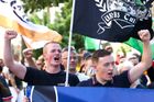 Gestikulace a zvýšené hlasy patřily k typickým projevům pravicových odpůrců. Policie byla připravená okamžitě zasáhnout, pokud by napětí přerostlo do fyzických výpadů.