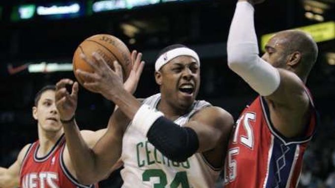Paul Pierce z Bostonu Celtic (vlevo) se v zápase zámořské NBA snaží obejít Vince Cartera z New Jersey (vpravo), ale o míč ho připravil Bostjan Nachbar (vlevo).