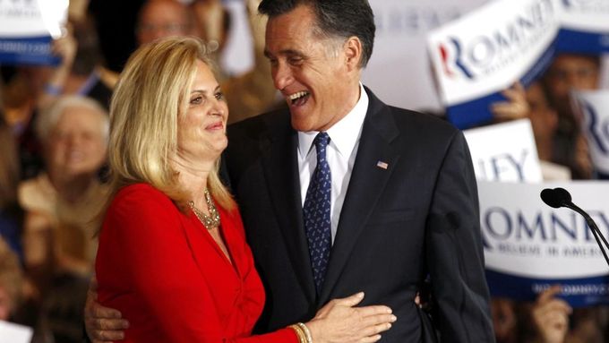 Mitt Romney s manželkou Ann po vítězství v primárkách ve státě Illinois.