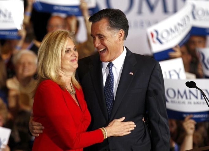 Mitt Romney s manželkou Ann po vítězství v primárkách ve státě Illinois.