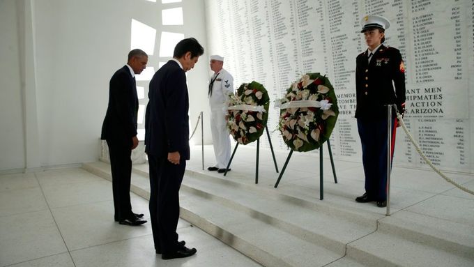 Japonský premiér Šinzó Abe a americký prezident Barack Obama uctili v Pearl Harboru památku padlých amerických námořníků.