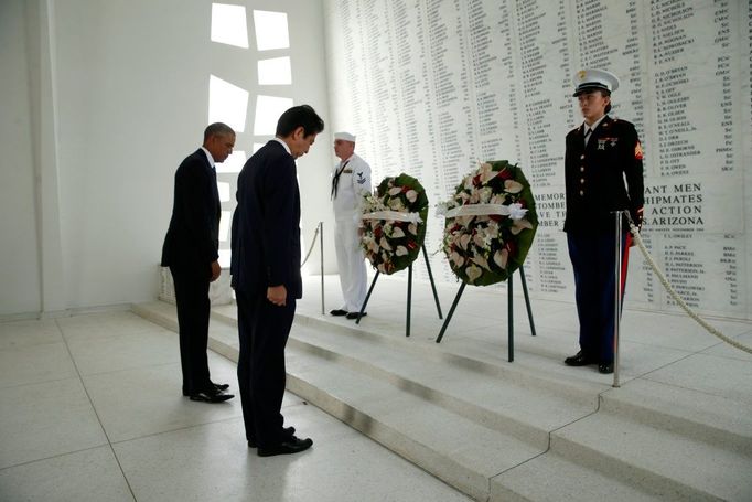 Japonský premiér Šinzó Abe a americký prezident Barack Obama uctili v Pearl Harboru památku padlých amerických námořníků.